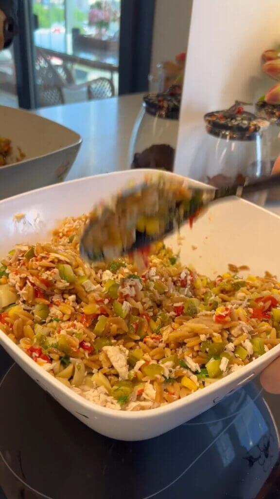 Lezzetli Tavuklu Şehriye Salatası Tarifi – Nar Ekşili Soslu.